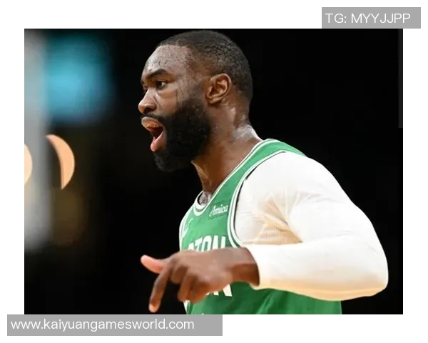 杰伦布朗高效表现20投12中砍下30分13篮板三分球命中率惊人